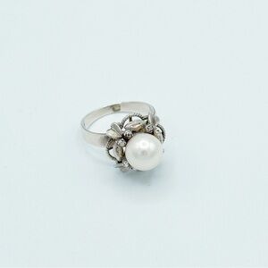 14k white gold ring with diamonds and a pearl